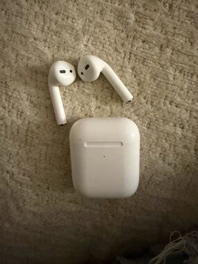 Apple White Wireless Earbuds with Charging Case